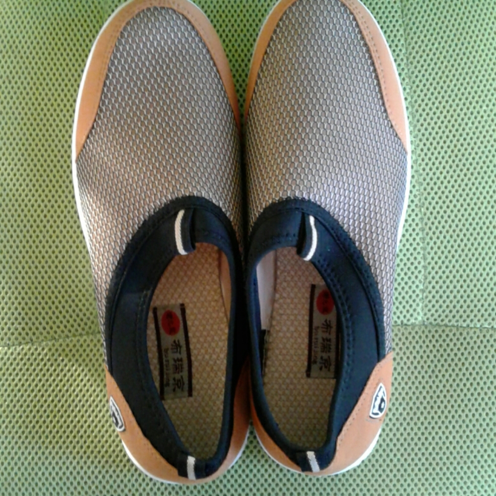 NWOT Men's slip-on mesh sneaker